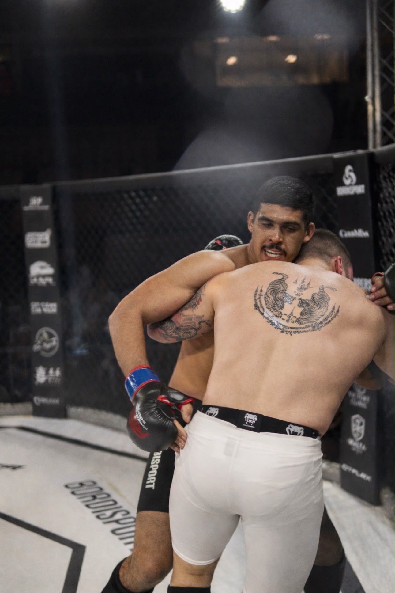 Hugo Costa em combate de MMA na jaula