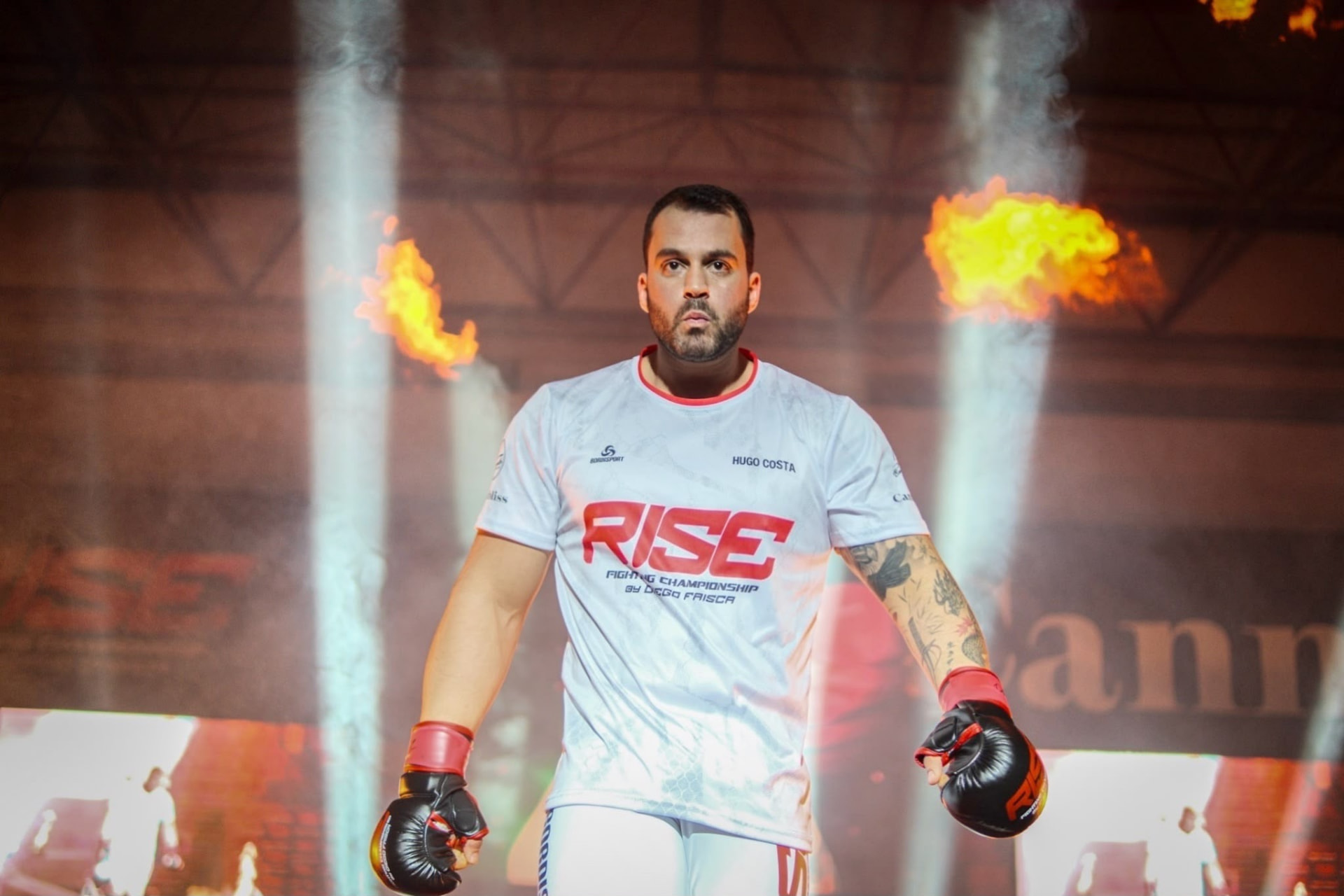 Hugo Costa na entrada do RISE Fighting Championship