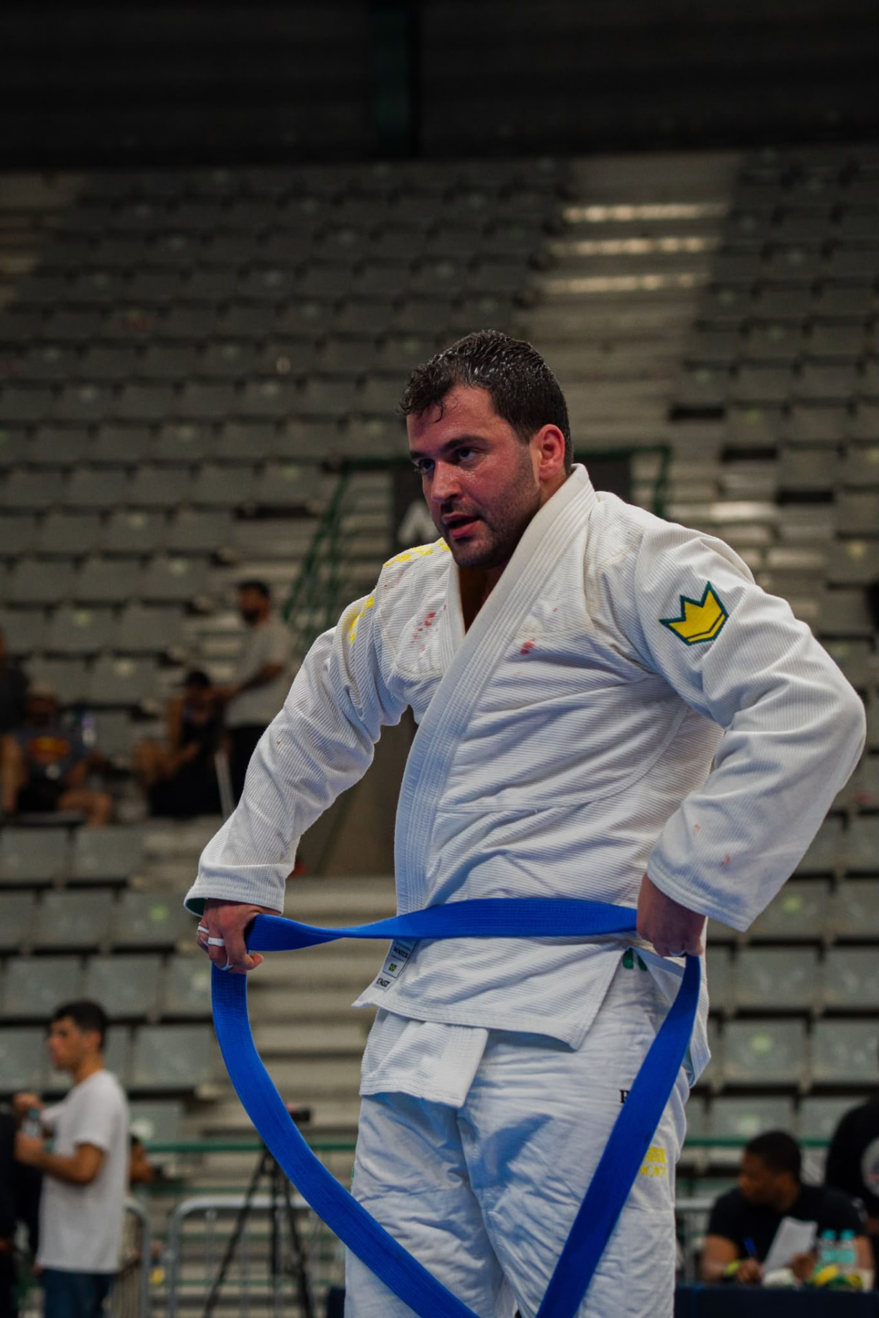 Hugo Costa a ajustar a faixa azul em competição